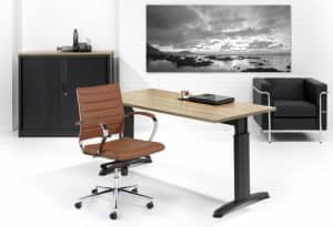 Kantoorruimte met daarin schuifdeurkasten, een bureaustoel en een vast bureau. Dit bureau is het tweedehands bureau 160x80 cm Work. Deze is dus gebruikt.