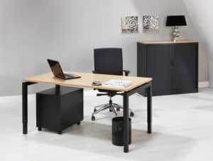 Kantoorruimte met een schroef verstelbaar bureau met zwarte poten en een licht houten blad.