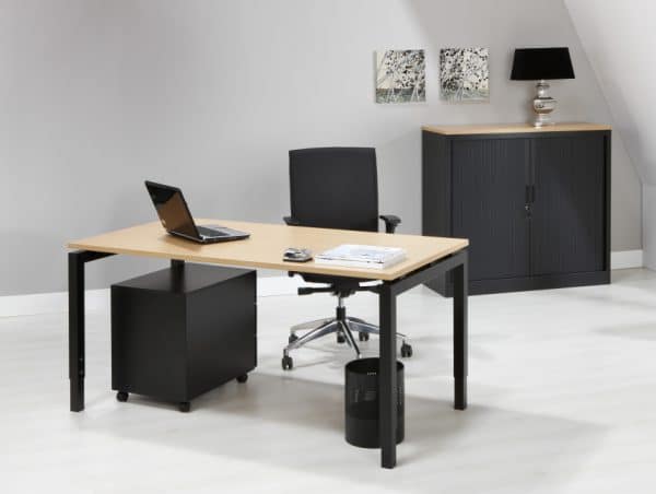 Kantoorruimte met een schroef verstelbaar bureau met zwarte poten en een licht houten blad.