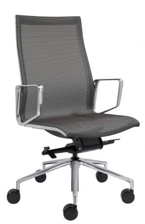 Design bureau met een grijze netweave-stoffering en chromen armleggers en kruisvoet met zwarte wielen.