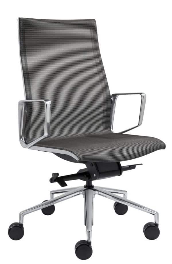 Design bureau met een grijze netweave-stoffering en chromen armleggers en kruisvoet met zwarte wielen.