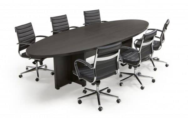 Zwarte ovale directie vergadertafel met zwarte vergaderstoelen eromheen.