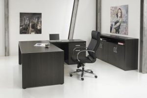 Donker houten directiebureau met hoek en een ladeblok onder de hoekaanbouw.
