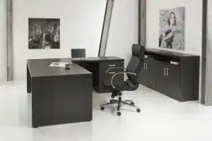 Donker houten directiebureau met hoek en een ladeblok onder de hoekaanbouw.