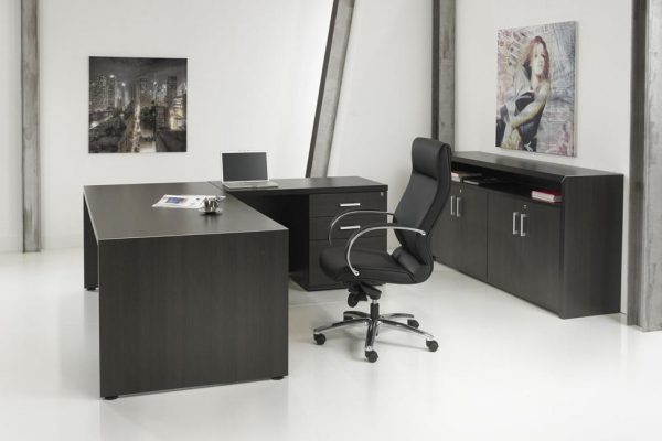 Donker houten directiebureau met hoek en een ladeblok onder de hoekaanbouw.