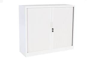 Lage witte roldeurkast van 135x120x43cm met twee deuren en zwart slot.