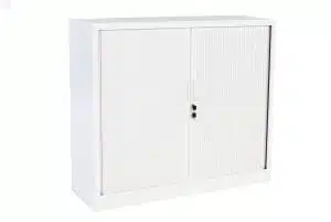 Lage witte roldeurkast van 135x120x43cm met twee deuren en zwart slot.