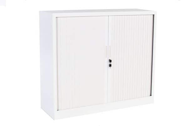 Lage witte roldeurkast van 135x120x43cm met twee deuren en zwart slot.