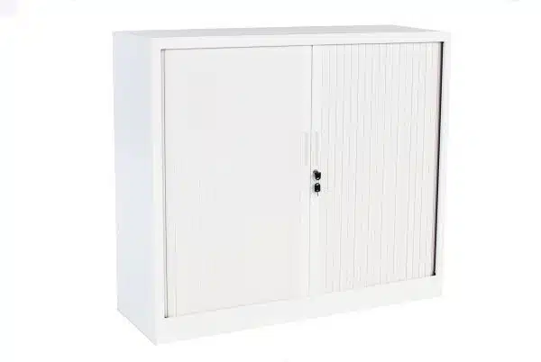 Lage witte roldeurkast van 135x120x43cm met twee deuren en zwart slot.