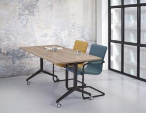 Verrijdbare klaptafel met zwart onderstel en houten blad.