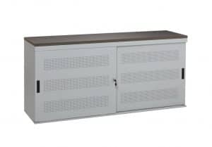 Design schuifdeurkast met lichtgrijze onderkant en bruin houten bovenkant.