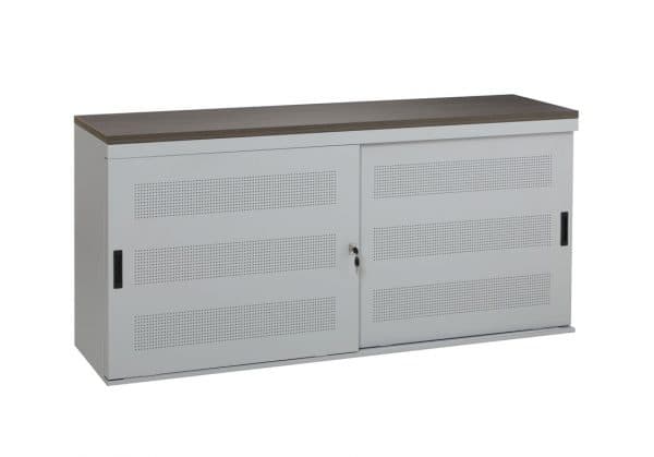 Design schuifdeurkast met lichtgrijze onderkant en bruin houten bovenkant.