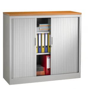 Aluminium roldeurkast met een beuken houten topblad erop.
