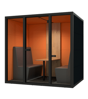 Stiltecabine SIL04 met een zwarte buitenkant, oranje binnenkant en twee zwarte treinbanken erin.