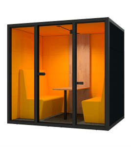 Zwarte overlegcabine met een oranje binnenkant en een houten tafel. 