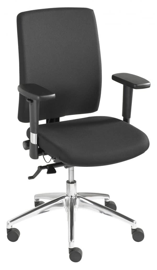Zwarte bureaustoel Model 2121 met een chromen kruispoot met zwarte wielen.