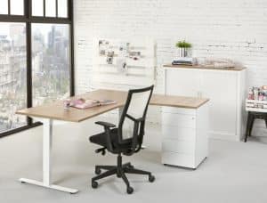 Wit hoekbureau met een licht houten blad en een witte ladekast als poot.