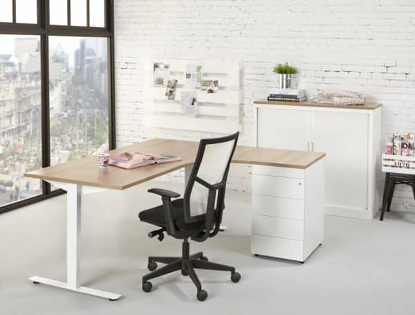 Wit hoekbureau met een licht houten blad en een witte ladekast als poot.