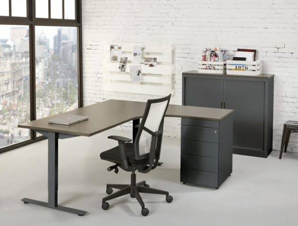 Kantoorruimte met daarin een hoekbureau. Dit L-vormige bureau heeft zwarte poten, een zwarte ladekast en een Halifax-blad erop. Achter het bureau staat een zwarte bureaustoel.