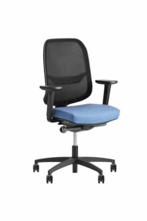Bèta Be Fine bureaustoel, met een zwarte rugleuning en ijsblauwe zitting. Deze bureaustoel is in te stellen voor lange mensen.