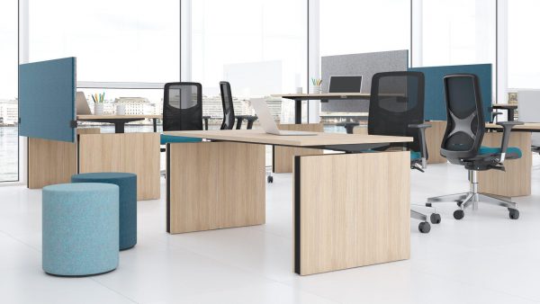 Licht houten zit sta bureau met wangen in een kantooromgeving.