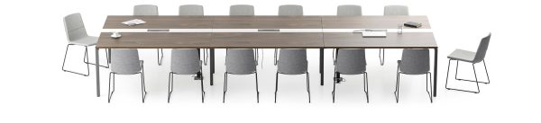Witte achtergrond met daarvoor een vergadertafel. Dit is de vergadertafel 12 personen Nova. Deze is rechthoekig, met een donker houten blad en twaalf grijze stoelen eromheen.