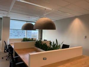 Hanglampen boven werkplekken.