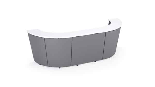 Witte achtergrond met daarop een receptiebalie - ook wel ontvangstbalie genoemd. Deze is grijs met een wit topblad en is afgrond aan de hoeken. Dit is de receptiebalie TERA.
