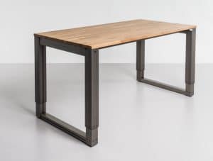 Design bureau met bruine ringpoot en lichthouten blad.