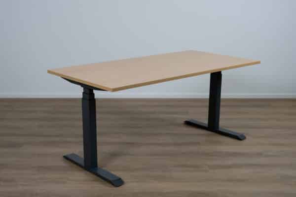 Elektrisch bureau met een beuken blad en een antraciet onderstel.
