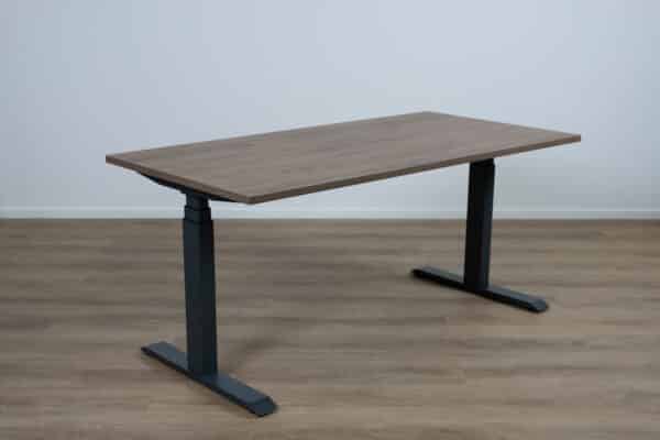 Elektrisch bureau met een noten hickory blad en een antraciet kleurige poot.