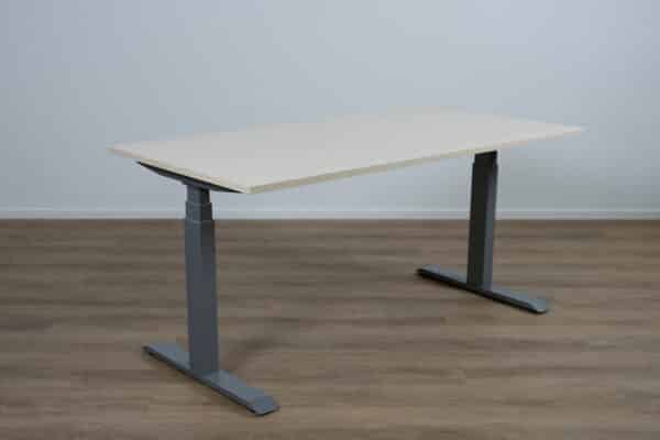 Verstelbaar bureau met een crème blad (ahorn) en een aluminium poot.