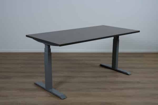 Verstelbaar bureau met een antraciet kleurig blad en een aluminium poot.