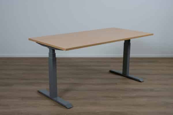 Verstelbaar bureau met een aluminium poot en een beuken blad.