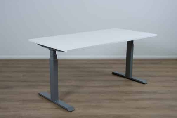 Verstelbaar bureau met een wit blad en een aluminium bureau-onderstel.