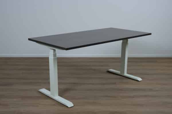 Zit sta bureau met een antraciet blad en een wit bureau-onderstel.