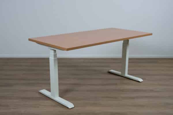 Zit sta bureau met een witte poot en een kersen houten blad.