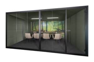 Zwarte vergadercabine voor acht personen, model akoestische vergadercabine 320x420cm.