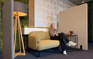 Zithoek met akoestische scheidingswand en vrouw,.