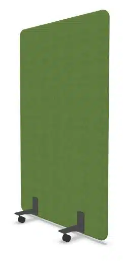 Witte achtergrond met Vrijstaand akoestisch paneel H160x160cm, in de kleur groen. Eronder zitten zwarte wieltjes.