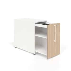 Witte uitschuifbare kast met een licht houten deur erop.
