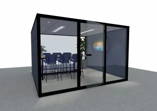 Kantoorruimte met daarin een geluidsdichte vergadercabine. Deze is aan de voor- en achterkant van glas. In de cabine staat een bartafel met zes barstoelen eraan.