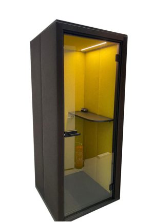 Zwart belhokje met een gele binnenkant en een leesplank.