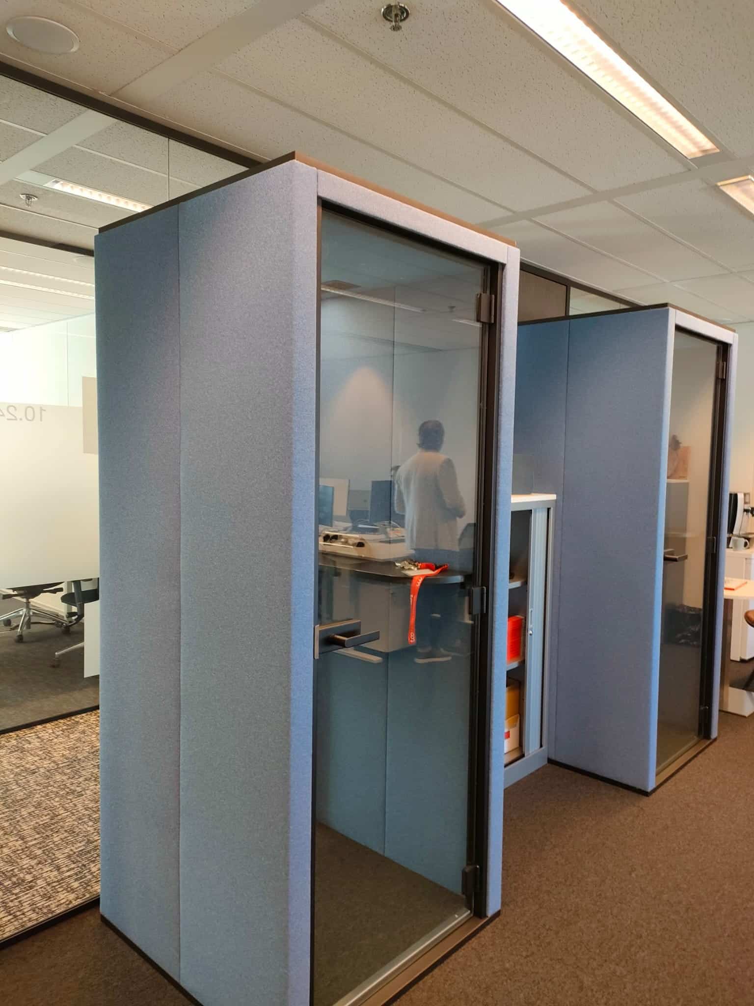Twee lichtblauwe cabana 1 belhokjes.