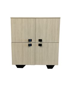 Kleine houten kast met vier deurtjes. 