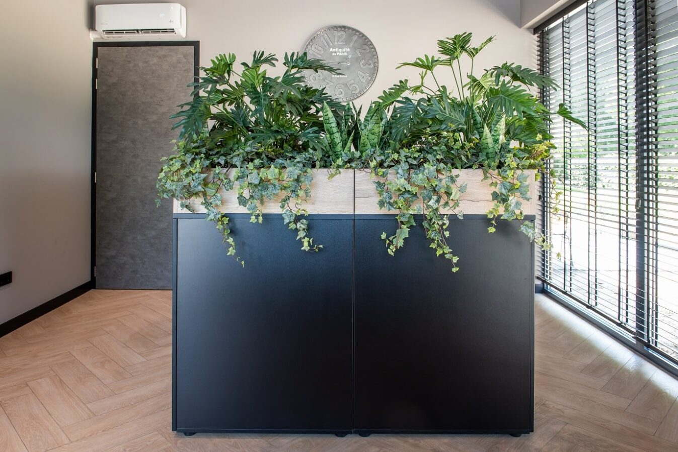 Maatwerk plantenbak voor kantoor bij Dikkenberg Beton.
