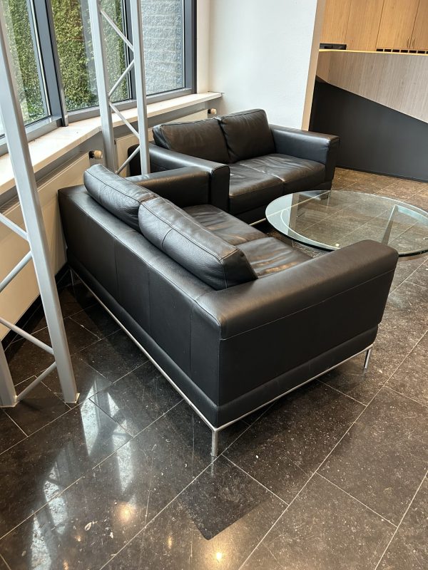 Gebruikte fauteuils en glazen salontafel - Afbeelding 3
