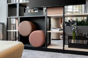 Open vakkenkast met houten onderdelen. 