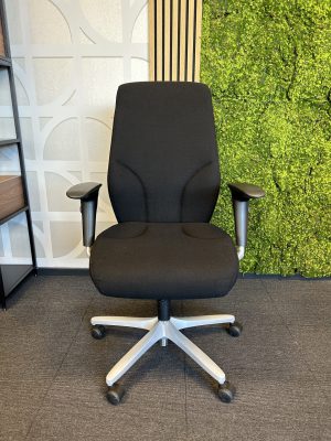 Zwarte bureaustoel met een aluminium voet en zwarte wielen.