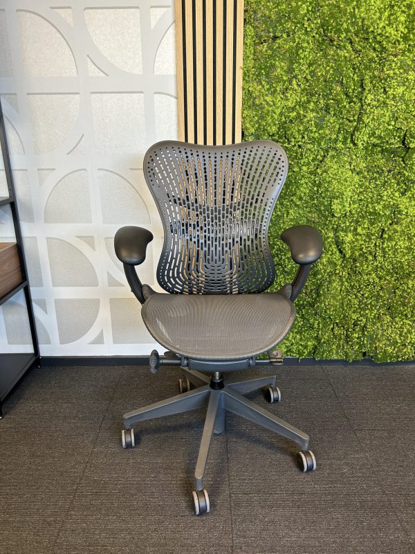 Gebruikte bureaustoel Herman Miller Mirra 2 - Afbeelding 2